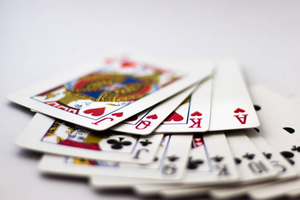 Three Card Poker mobile interface on piktoto alternatif showing betting options and hand comparison